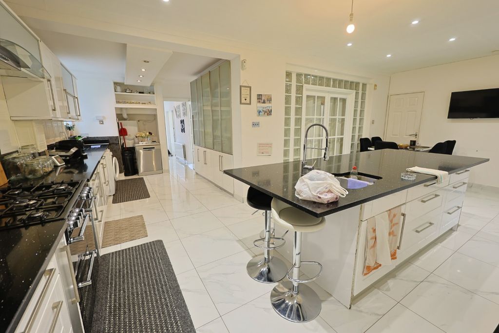 Property photo 2 of 20 4631051