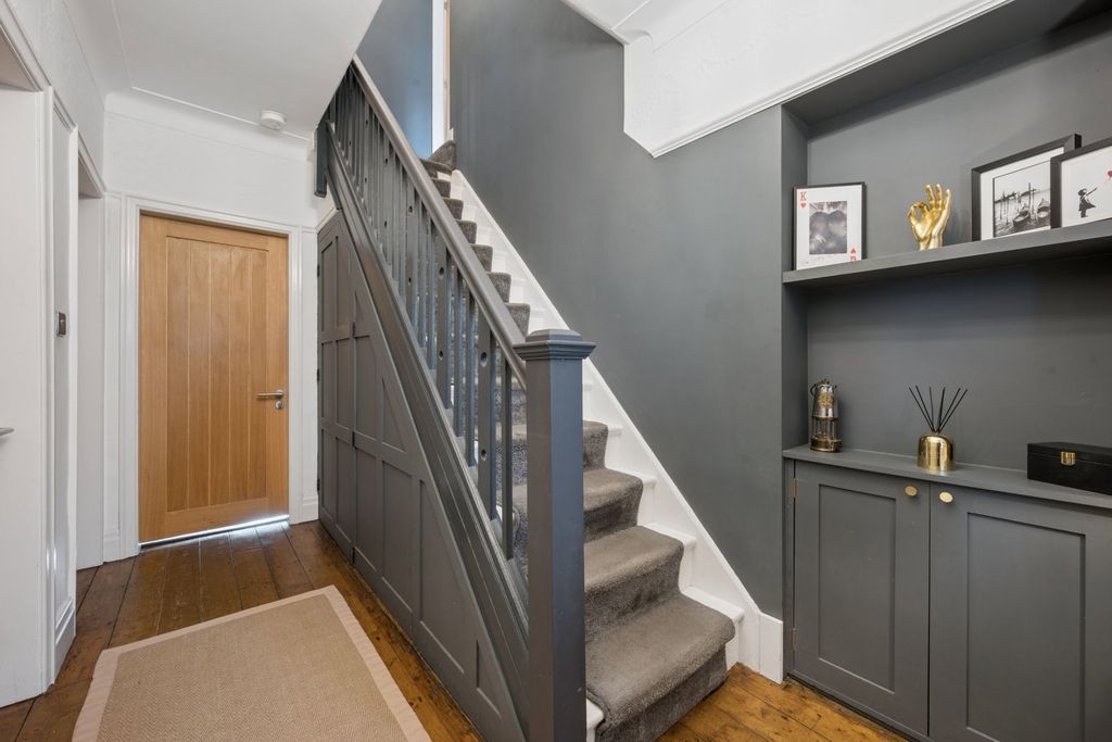 Property photo 3 of 34