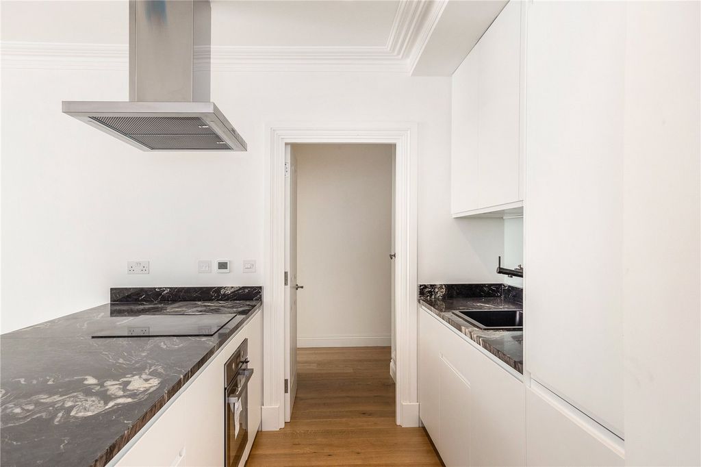 Property photo 3 of 9 Kitchen