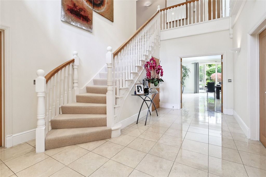 Property photo 3 of 18 Entrance Hall
