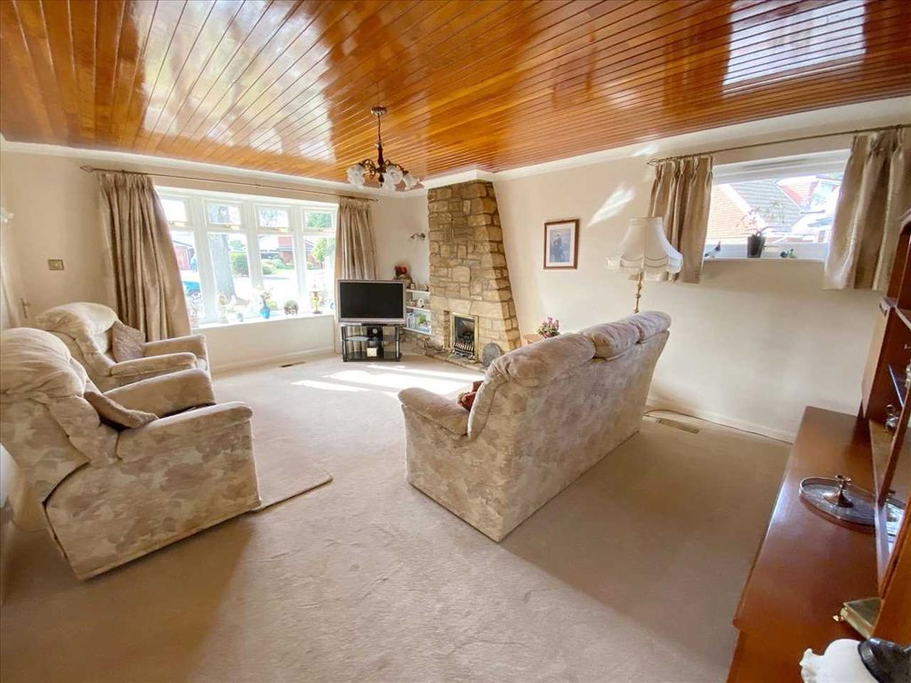 Property photo 2 of 9 Lounge: