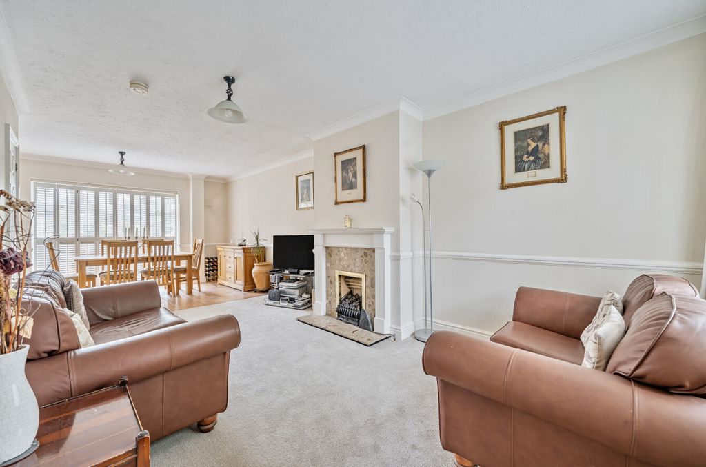Property photo 2 of 12 1328796-10-687Fb7...