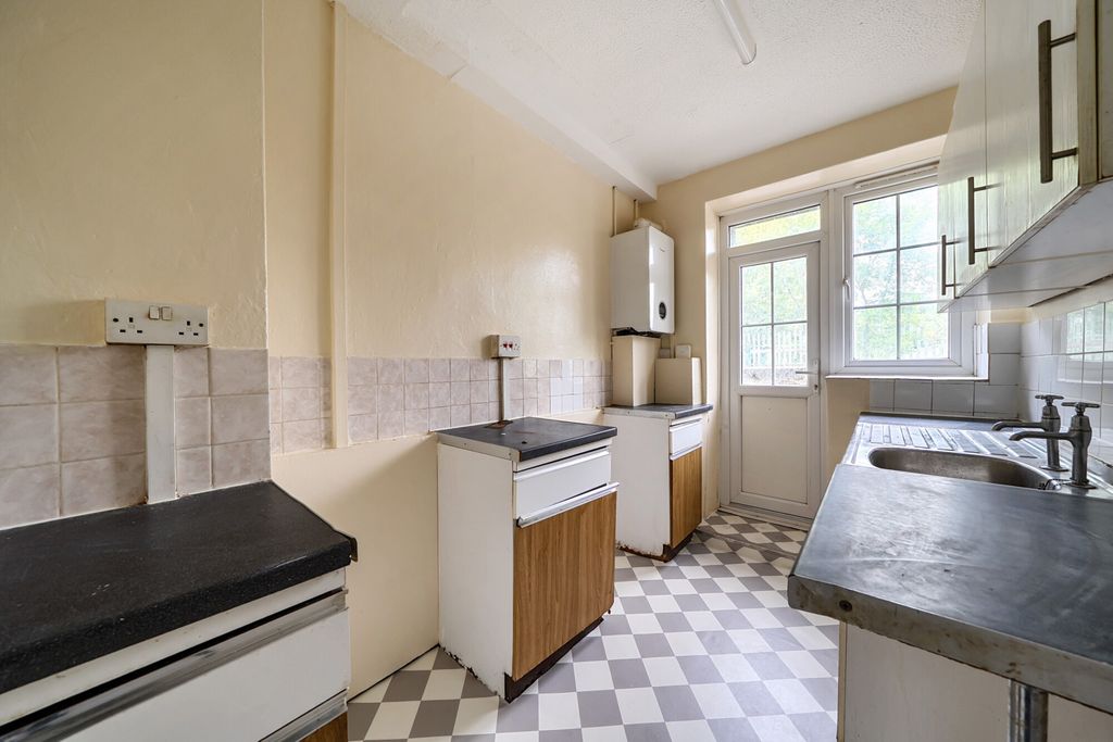 Property photo 3 of 11 Kitchen