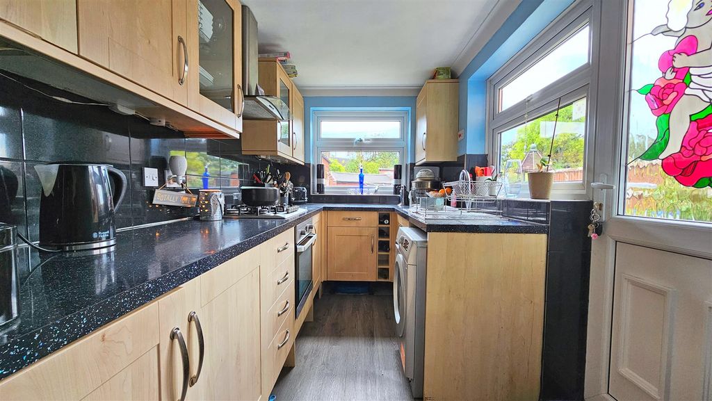 Property photo 3 of 10 Kitchen