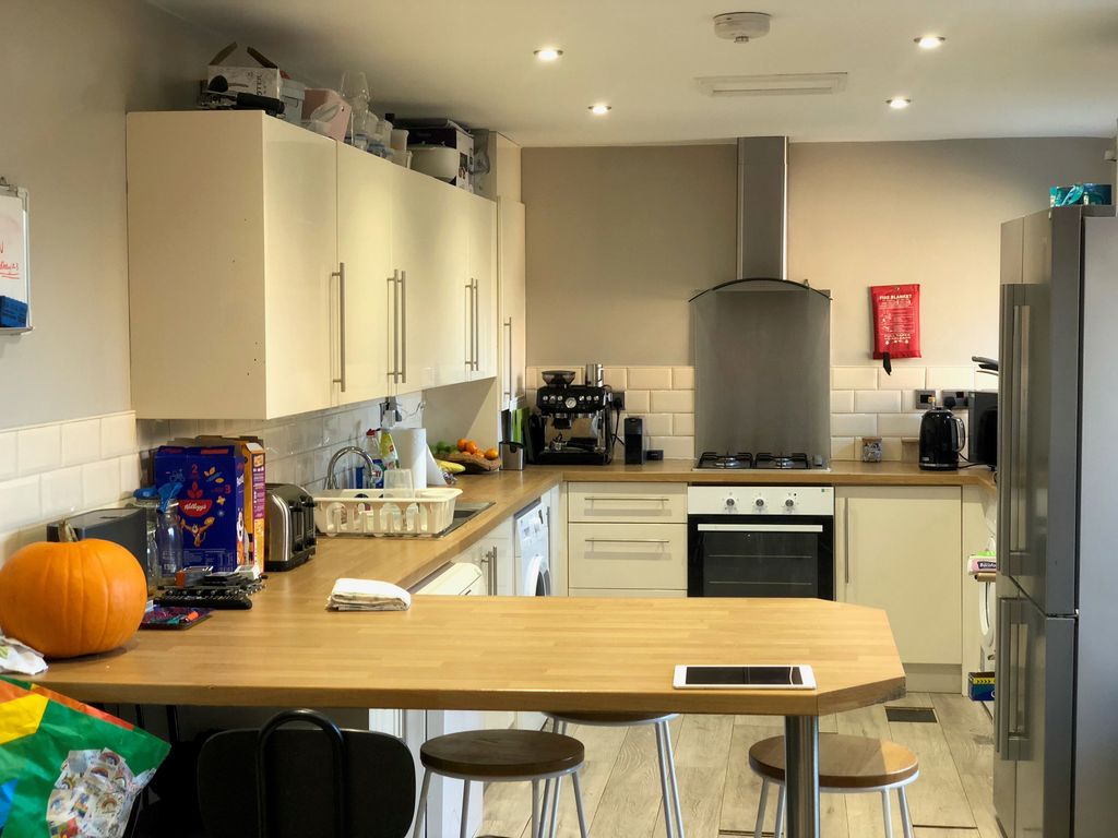 Property photo 2 of 9 Kitchen & Dining