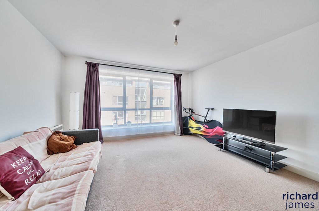 Property photo 3 of 15 Deb323900c4F4d3F9A322B4Ece564A05
