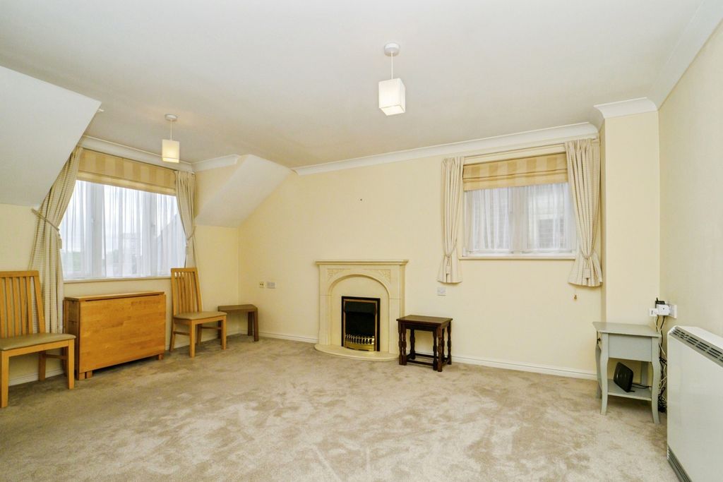 Property photo 2 of 16 Lounge