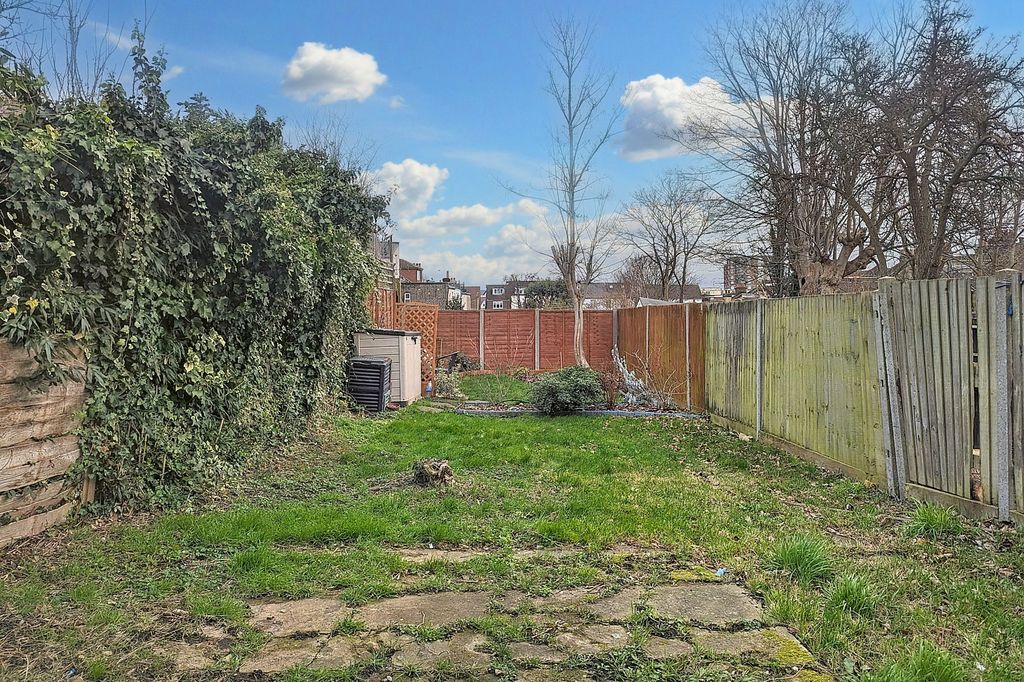 Property photo 2 of 17 26A St Pauls Road, Thornton Heath, Cr7 8Nb