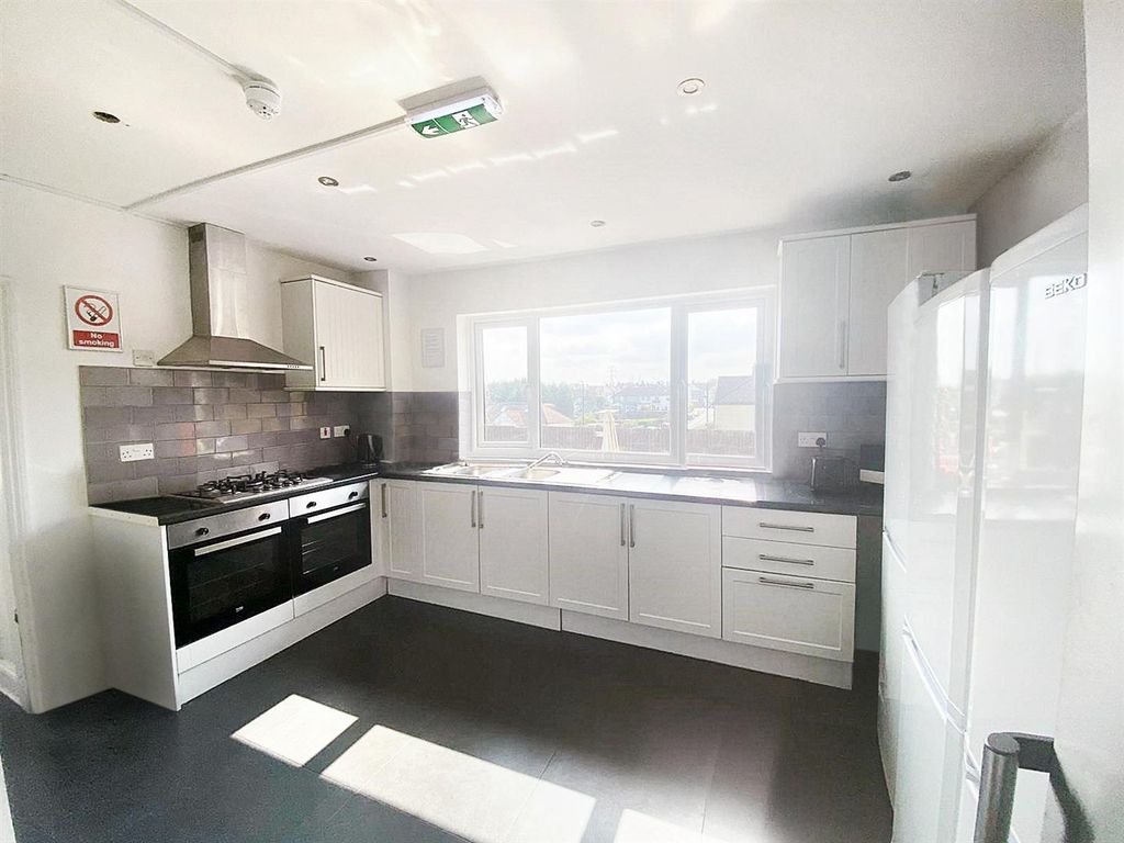 Property photo 1 of 10 Kitchen (1)