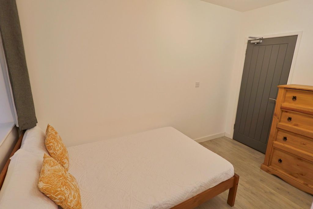 Property photo 3 of 8 Room 3