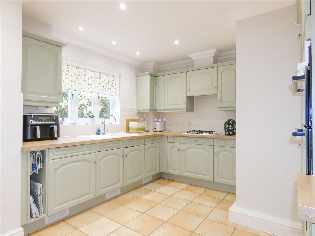 Property photo 3 of 16 Kitchen/Breakfast Room