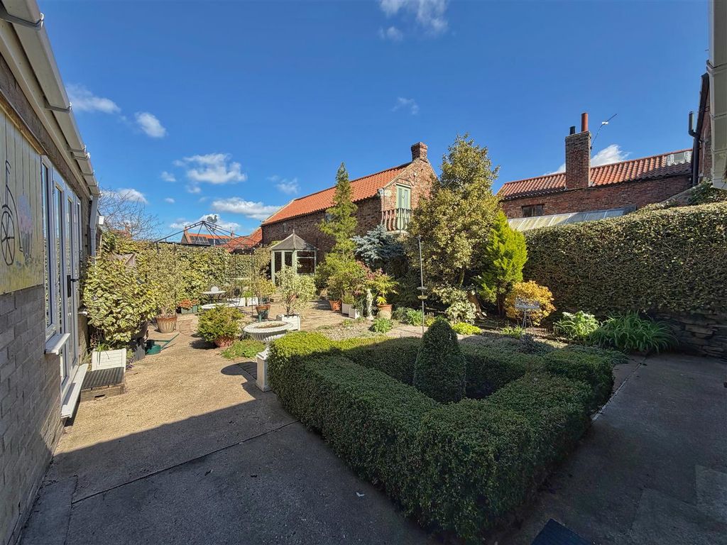 Property photo 2 of 17 External