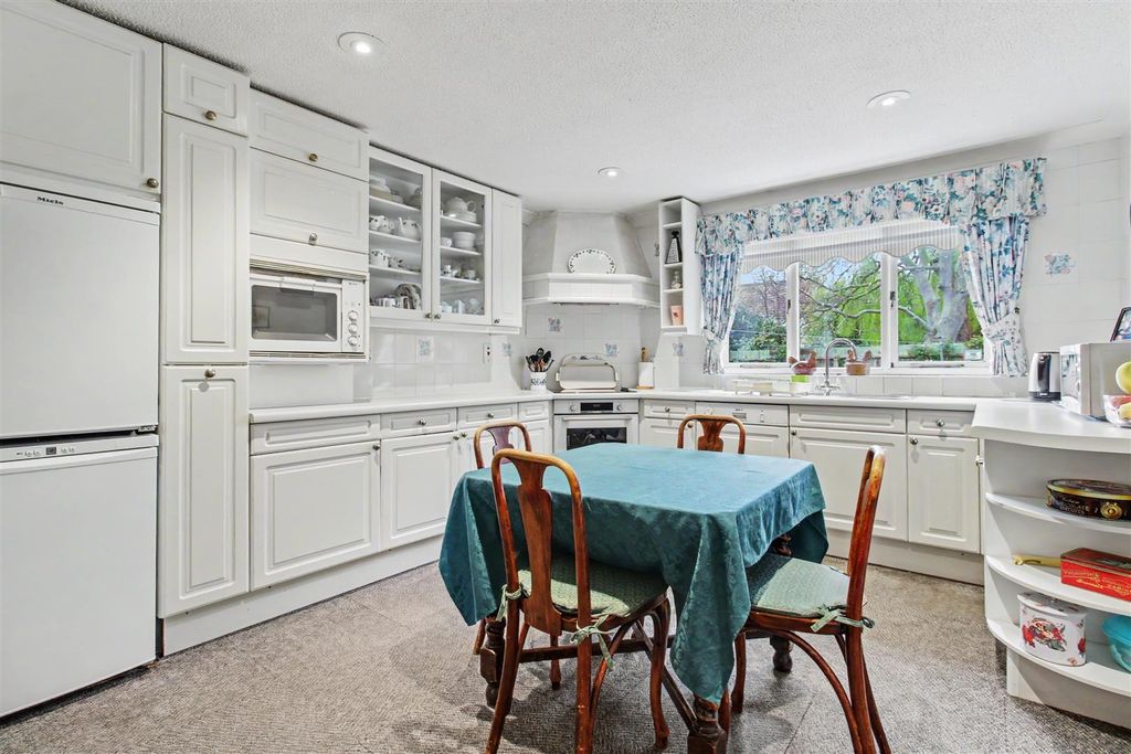 Property photo 3 of 30 Kitchen