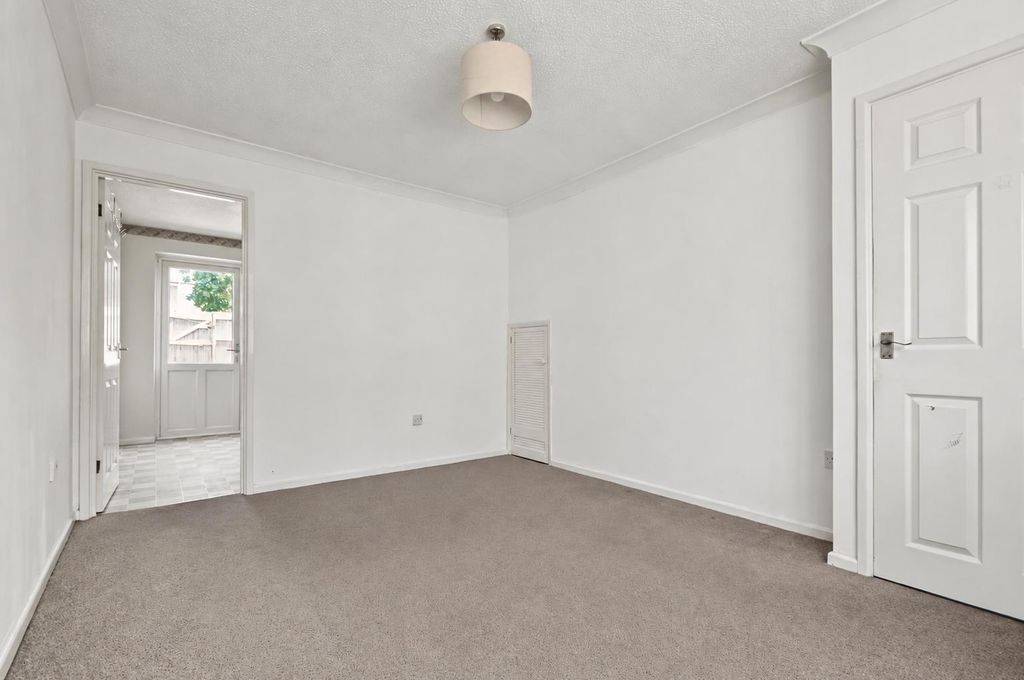 Property photo 2 of 13 Lounge (2).Png