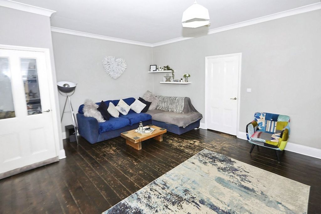 Property photo 2 of 8 Lounge