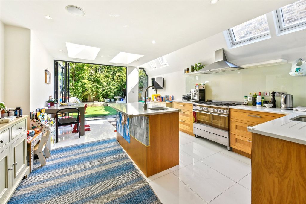 Property photo 3 of 12 Kitchen