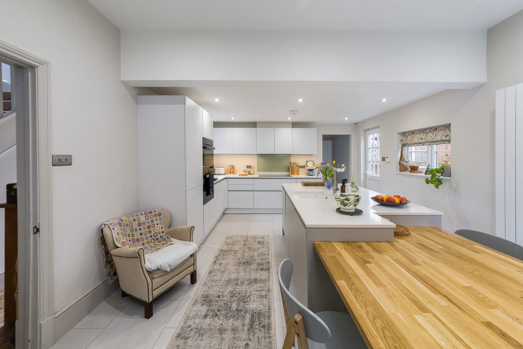 Property photo 3 of 42