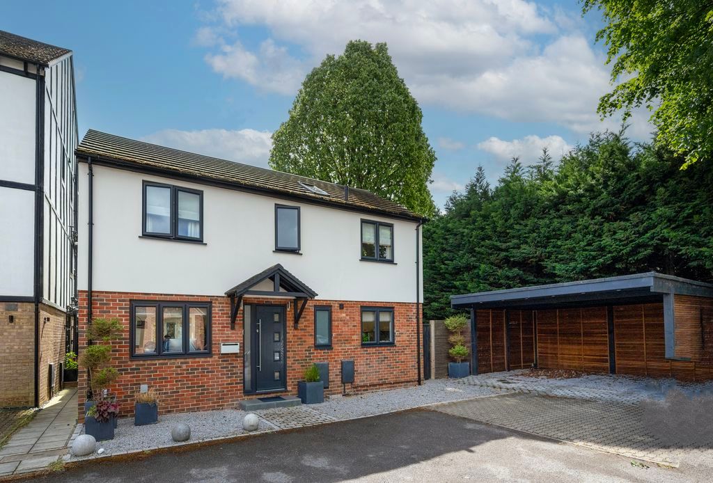 Property photo 1 of 16 Kings Chase, East Molesey