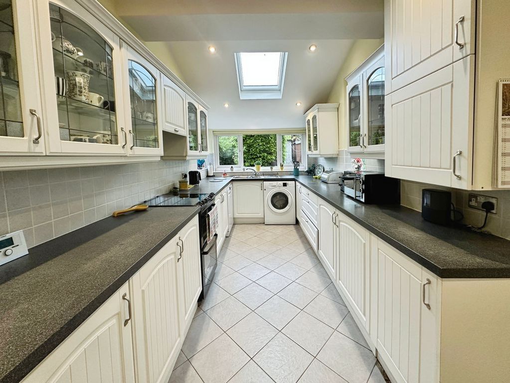Property photo 3 of 18 Kitchen