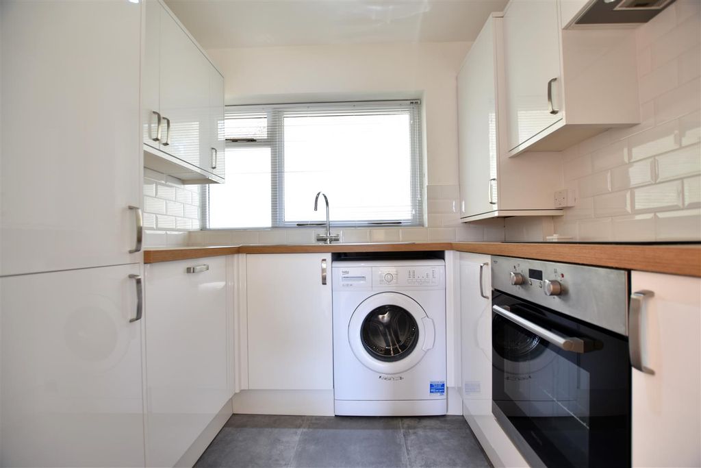 Property photo 3 of 7 Kitchen