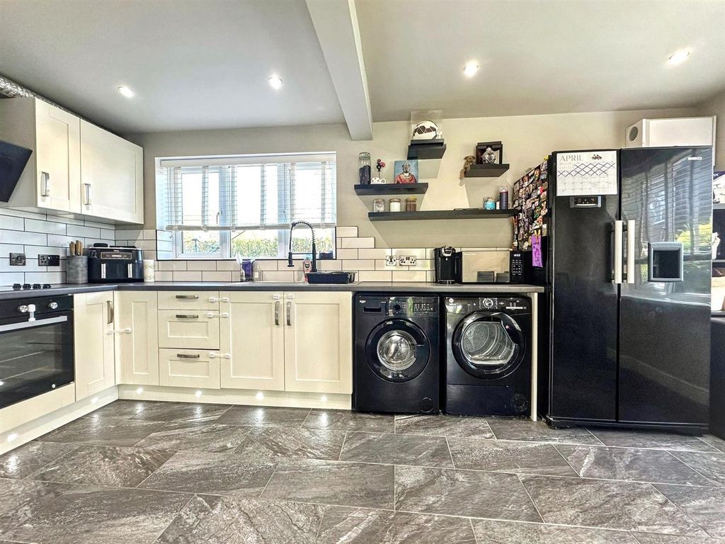 Property photo 2 of 25 Kitchen