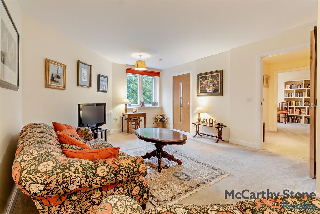 Property photo 3 of 21 8667186-Interior02-800.Jpg