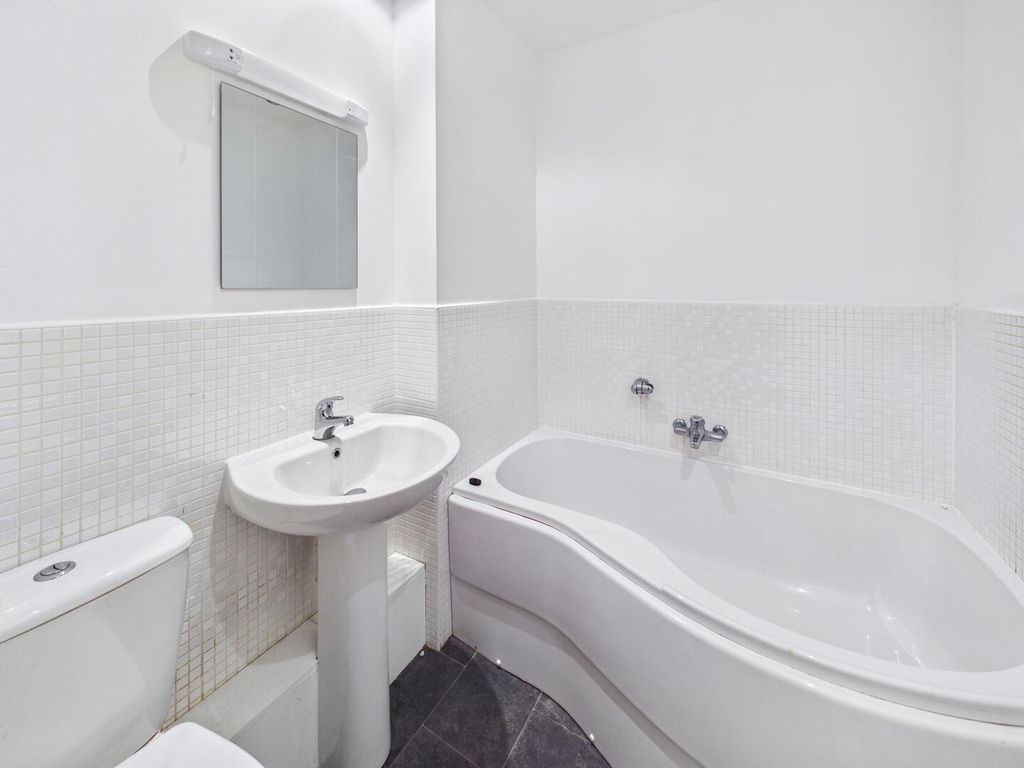 Property photo 3 of 10 Bathroom