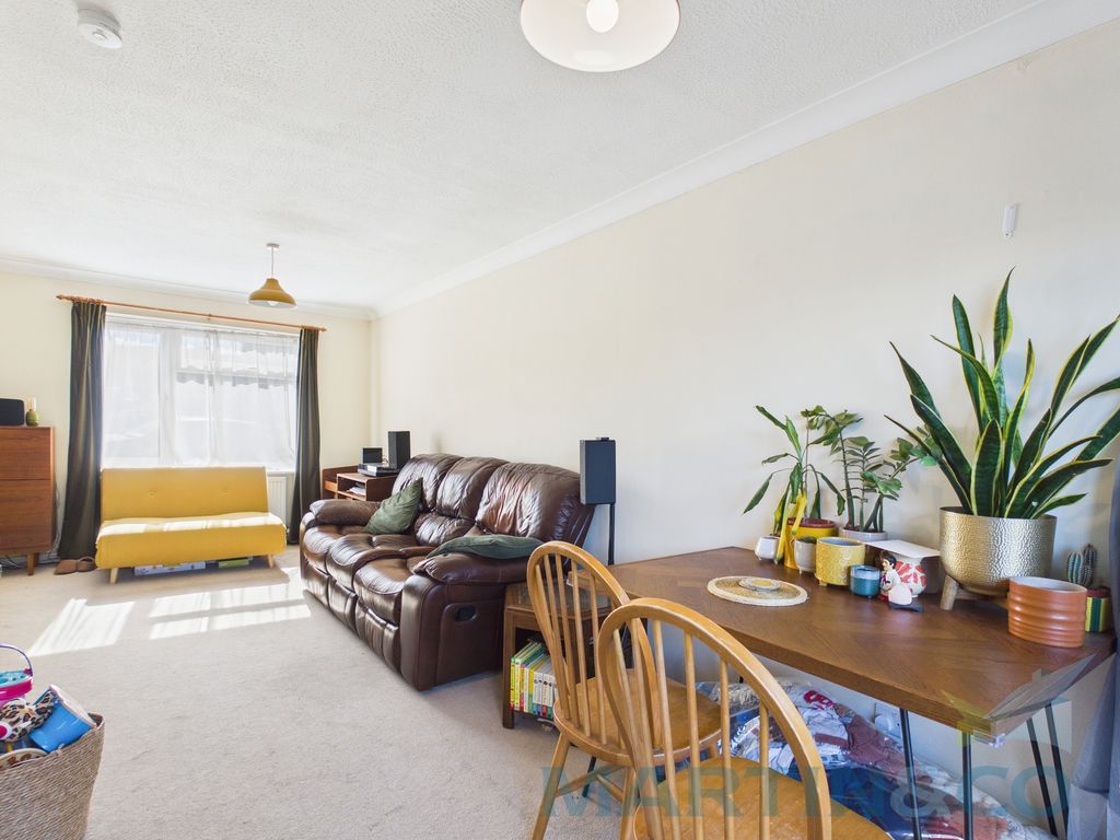 Property photo 3 of 11 Cam01059G0-Pr0352-Still002