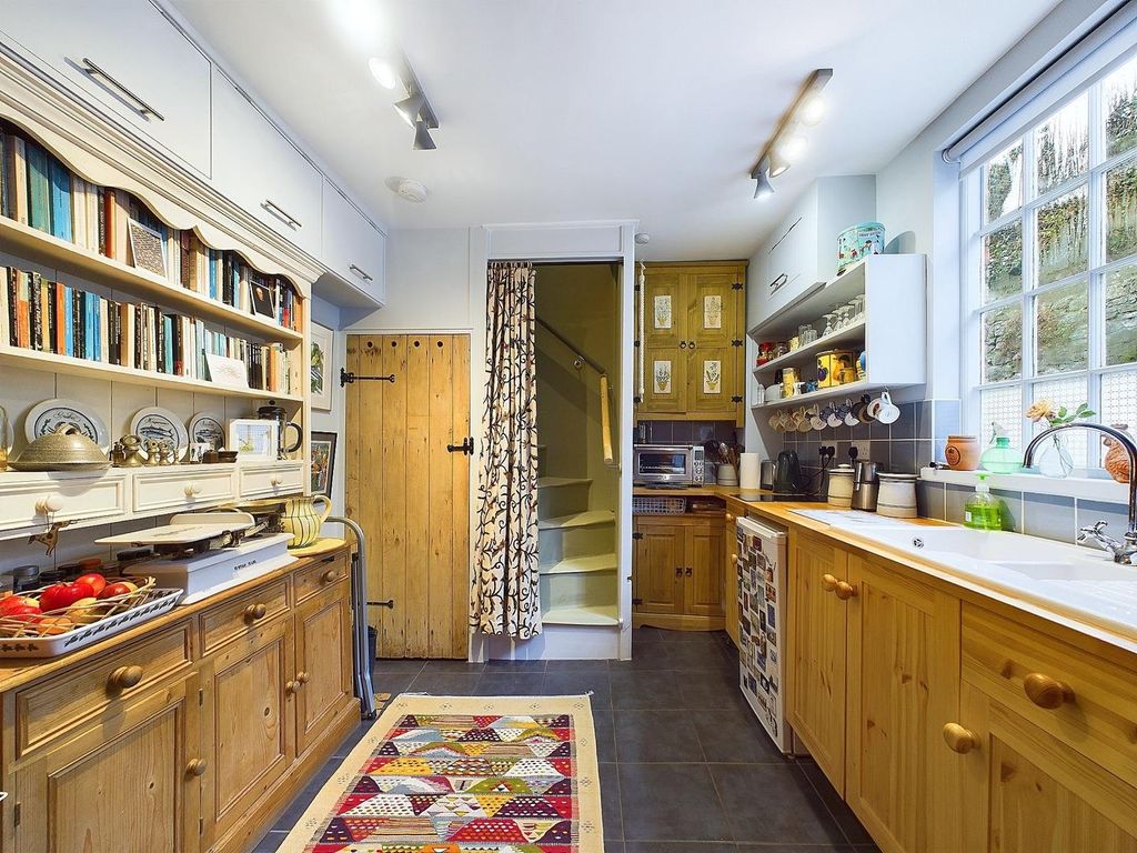 Property photo 3 of 32 Kitchen