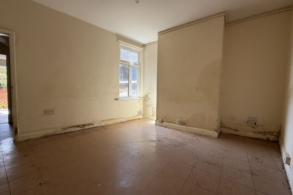Property photo 3 of 9 Eleanor Street 5