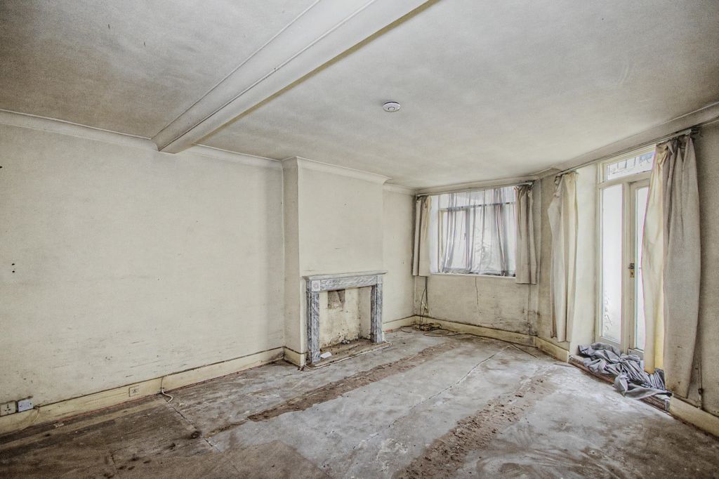 Property photo 3 of 11 Flat E, 96 Gloucester Street, London, Sw1V 4Ed