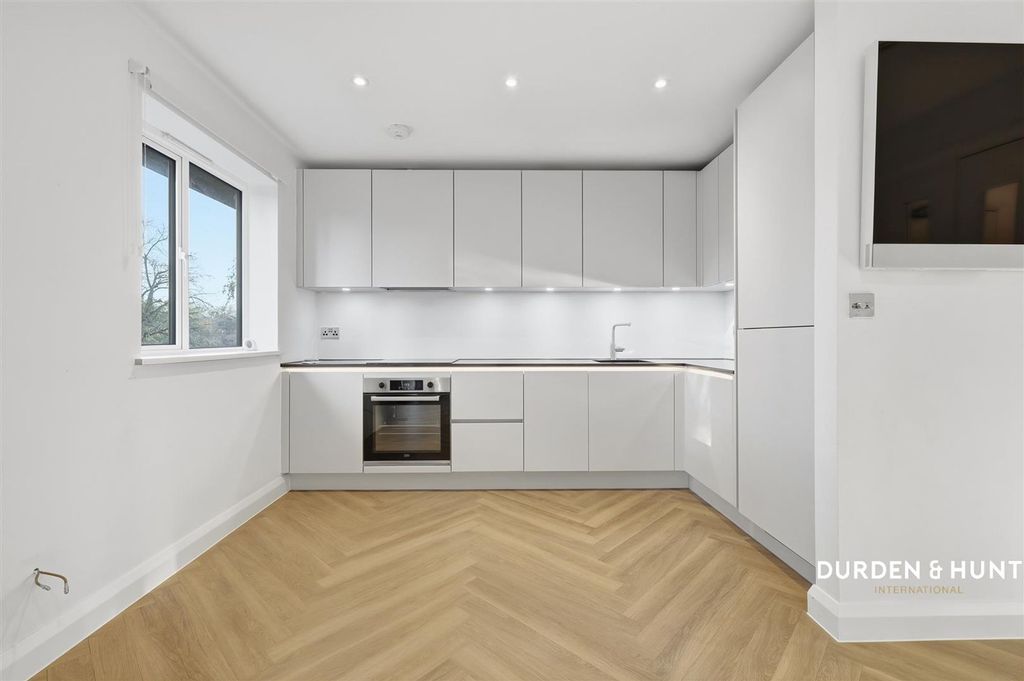 Property photo 2 of 14 Bradwell Green