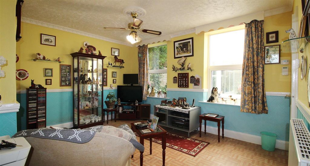 Property photo 2 of 21 Living Room