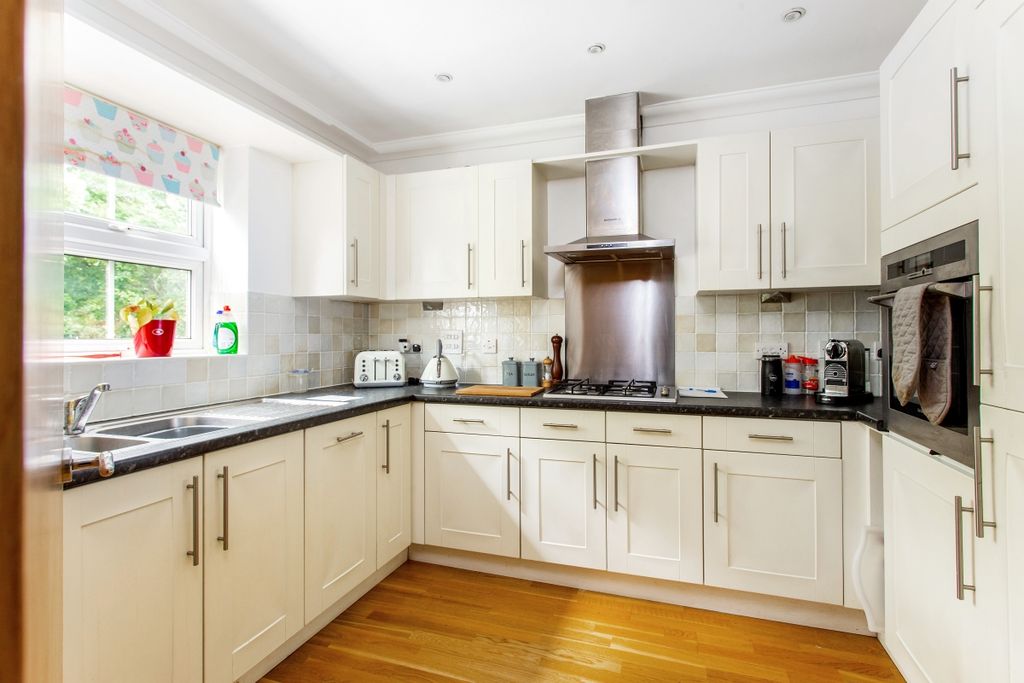 Property photo 3 of 9 Kitchen