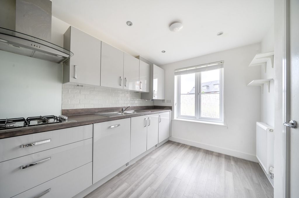 Property photo 3 of 16 1456281-20-69F9F3...