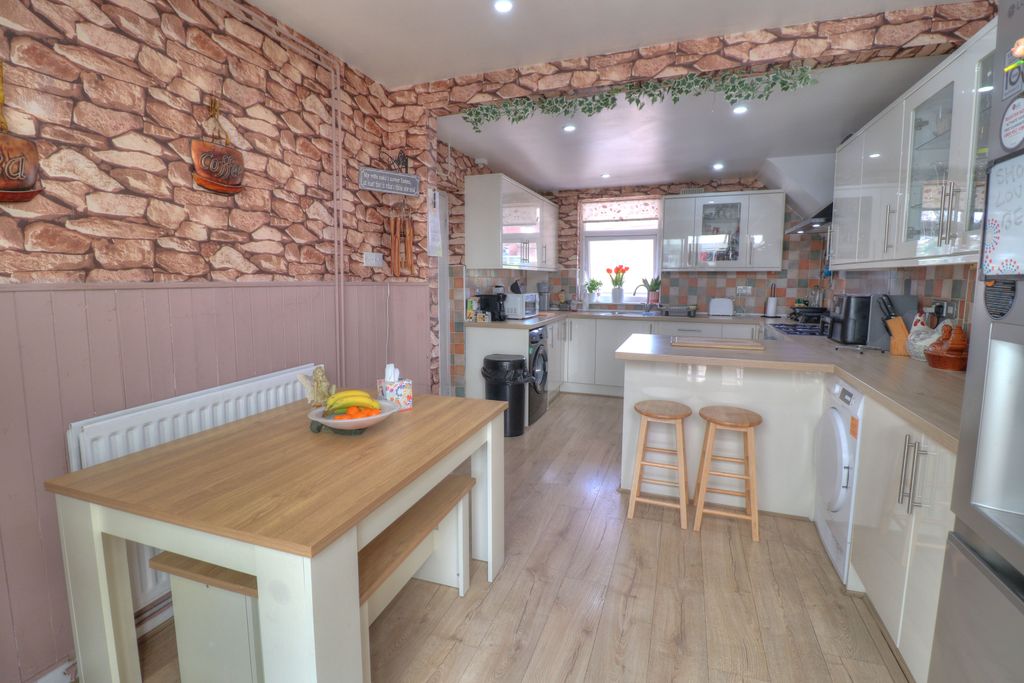 Property photo 2 of 30 Kitchen/Diner