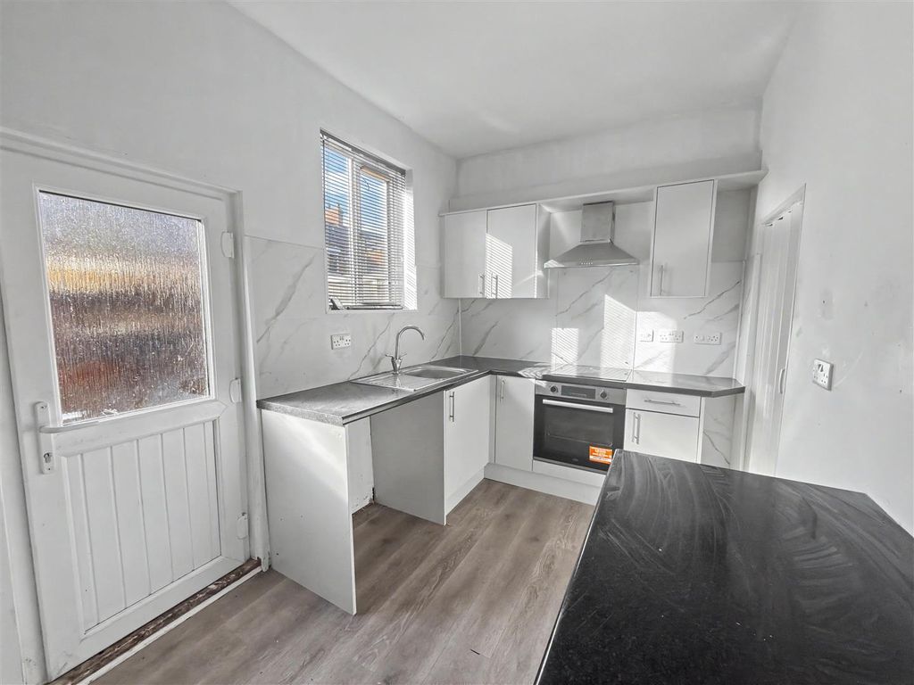 Property photo 3 of 7 Kitchen