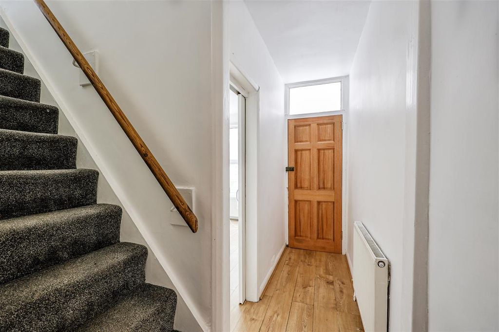 Property photo 2 of 11 Hall