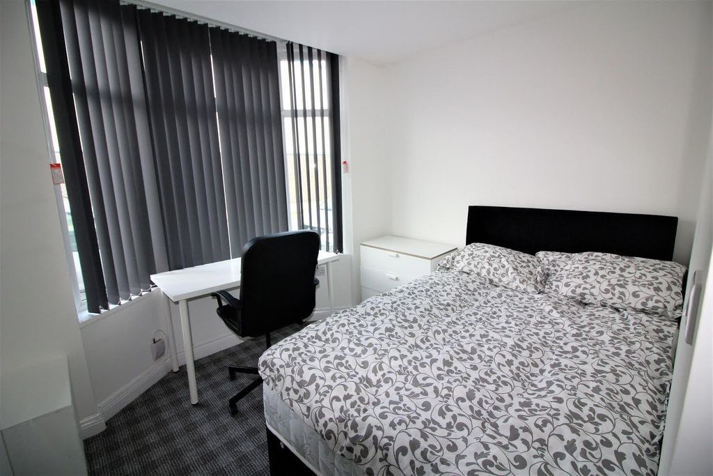 Property photo 3 of 6 Bed-2.Jpg