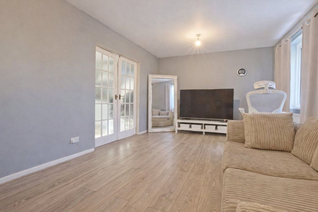 Property photo 2 of 9 Picture No. 15