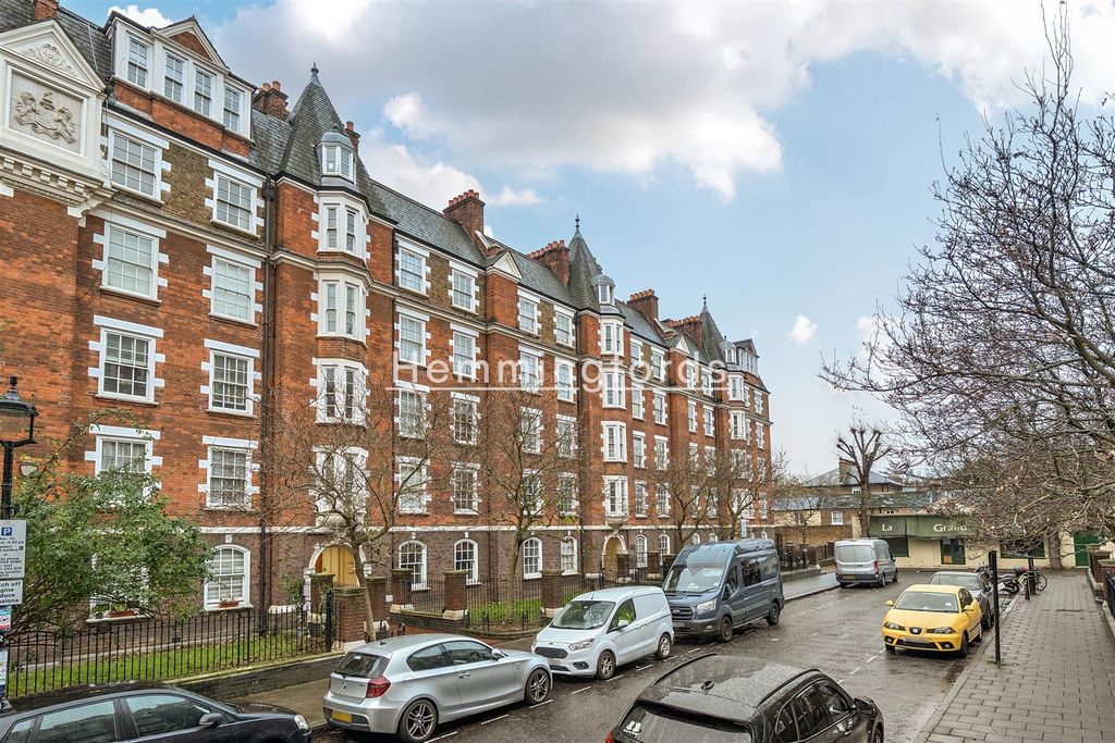 Property photo 2 of 11 111 Scott Ellis Gardens-01.Jpg