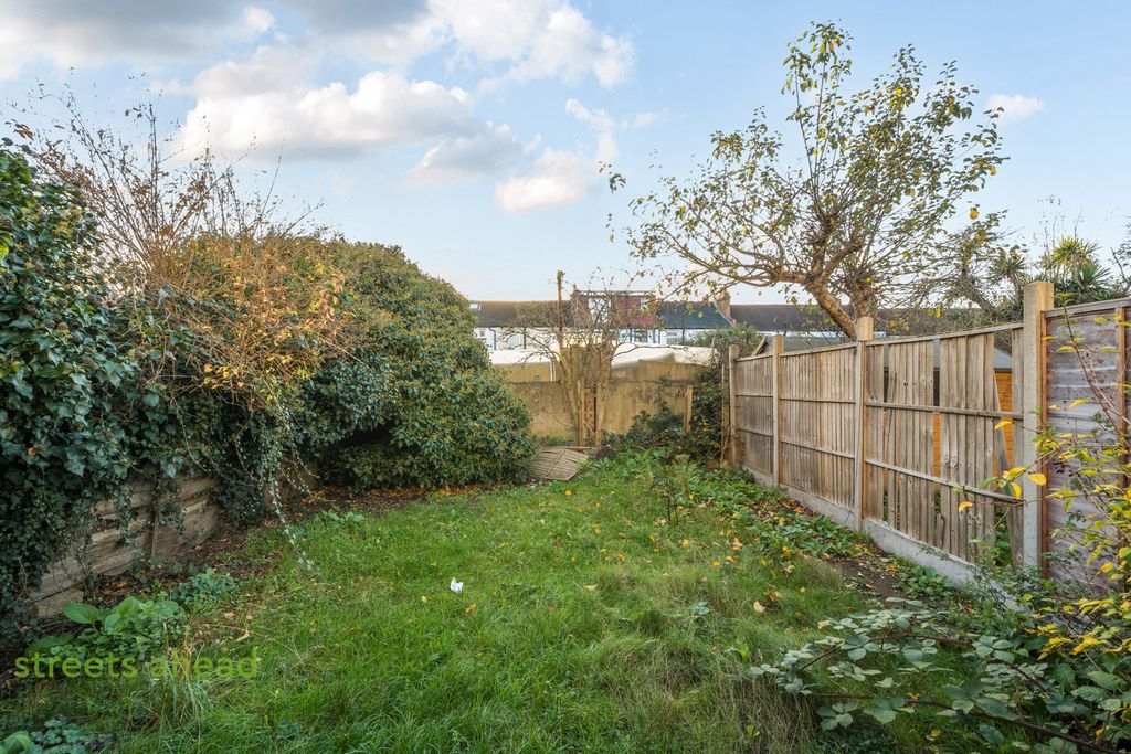 Property photo 3 of 19 A3ee4732-18F6-438...