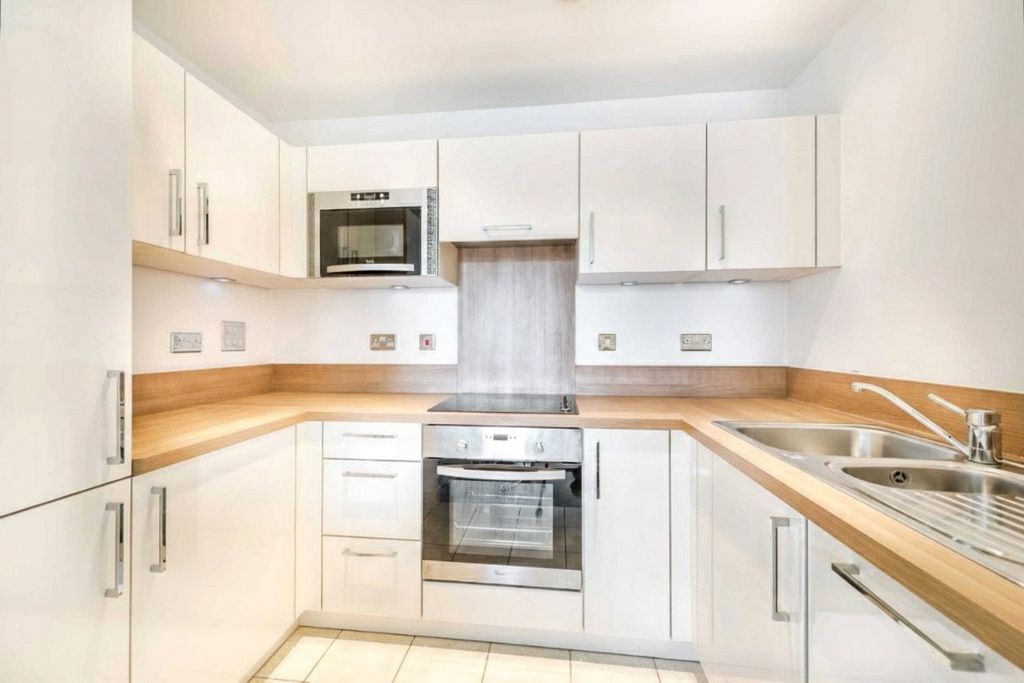 Property photo 3 of 9 Kitchen