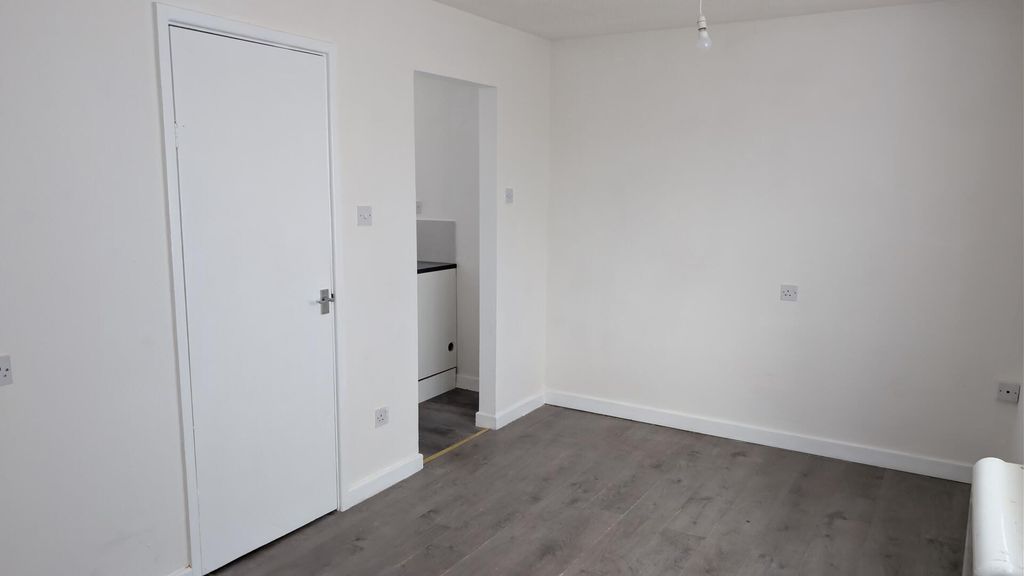 Property photo 1 of 8 Bedroom