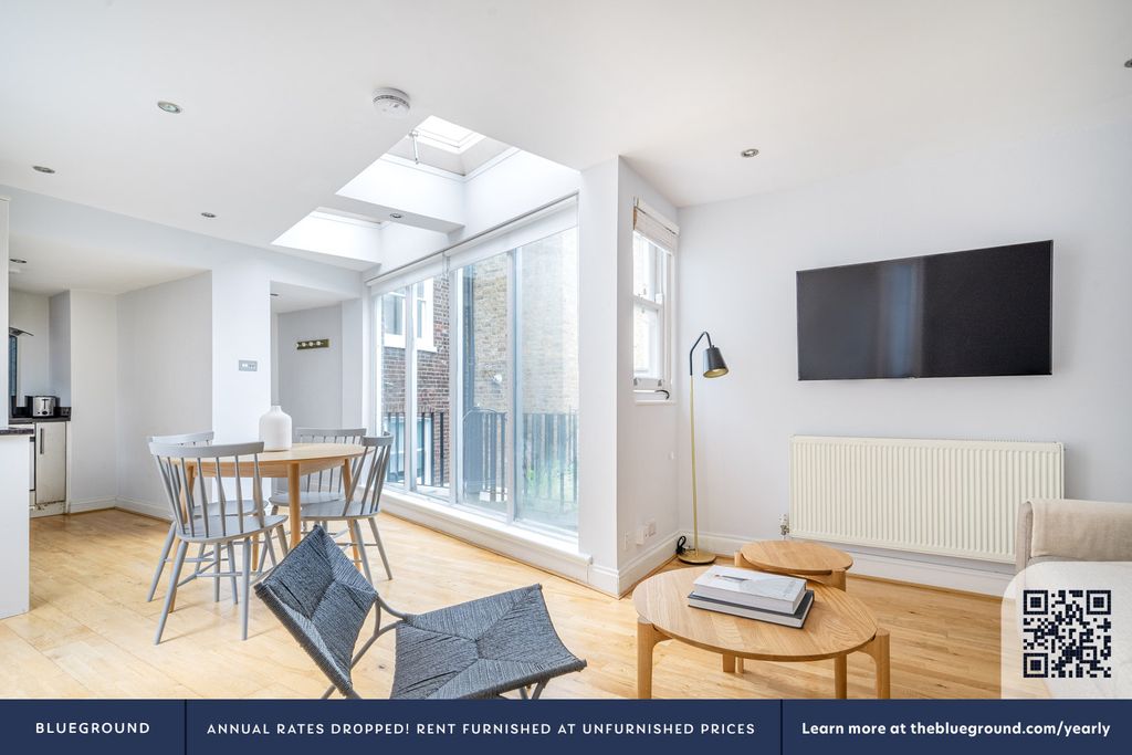 Property photo 3 of 23 Living Room