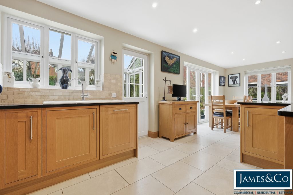 Property photo 3 of 19 1Ashfieldf