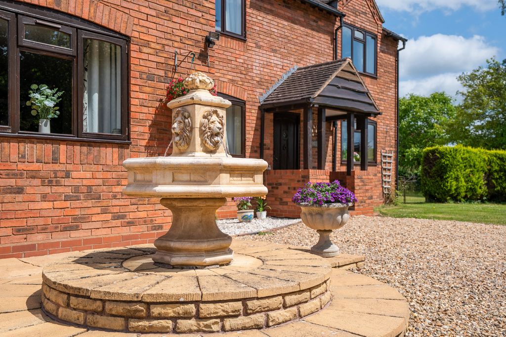 Property photo 2 of 40