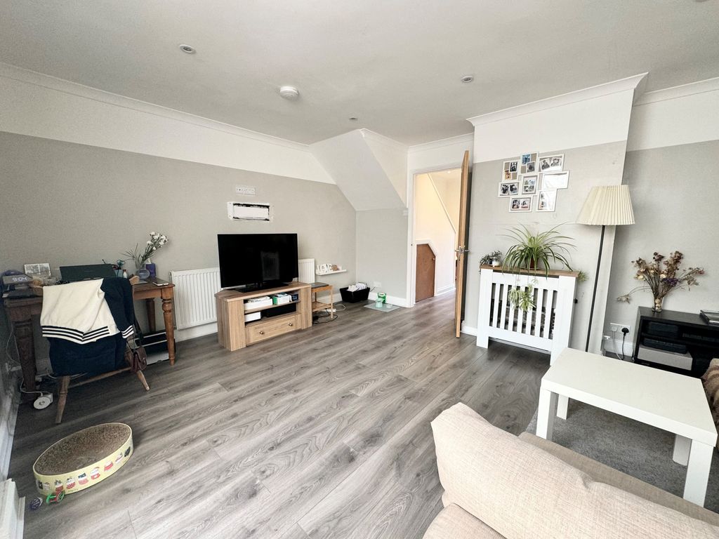 Property photo 1 of 11 Living Room