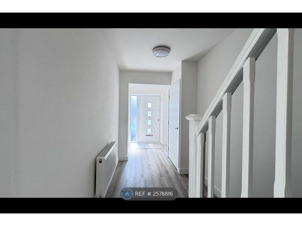 Property photo 3 of 22 Entrance Hall