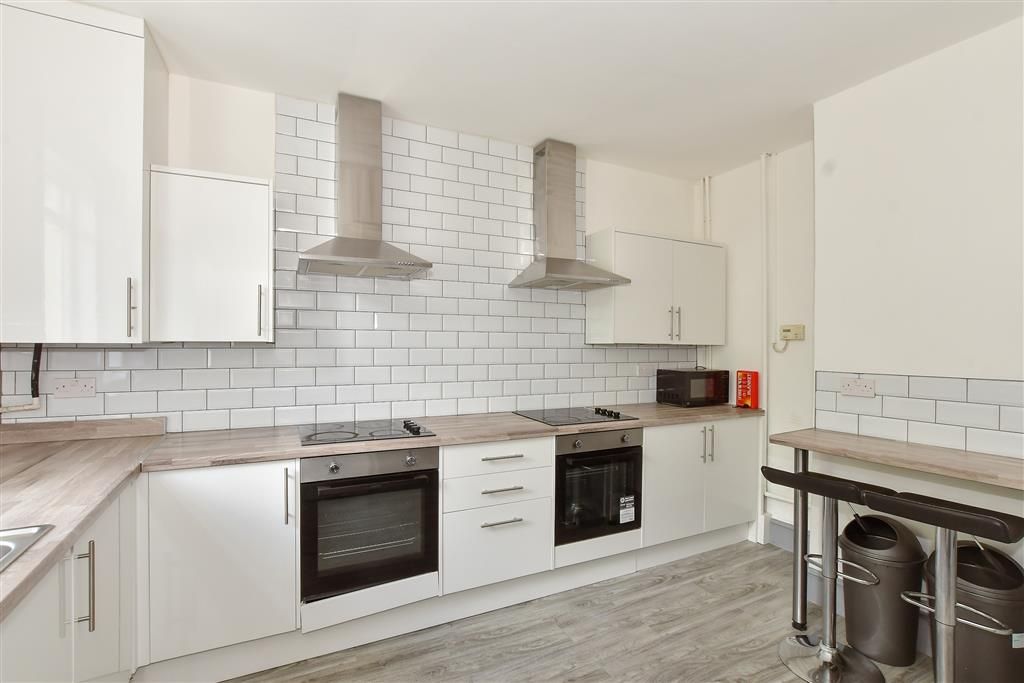 Property photo 3 of 11 Kitchen